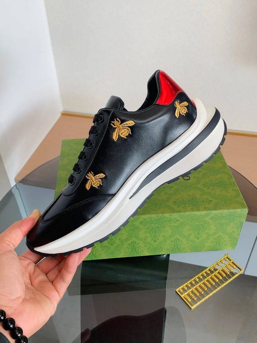 Factory price 420. The new high-quality GUCCI (Gucci) is launched simultaneously. The new men's shoes, 😘fabrics are selected from imported cowhide, and the lining is sheepskin lining. 👍🏿 High-end ☄️ air-cushion molded anti-slip rubber outsole, exquisite lines, simple and elegant, comfortable and high-end for leisure travel. Code number: 38 to 44 (45 can be customized and cannot be returned or exchanged)